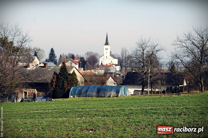 Zdjęcie w galerii na portalu naszraciborz.pl: W parafii Sławików żegnali dziś karnawał. Po wsiach chodził niedźwiedź wiadomości z regionu