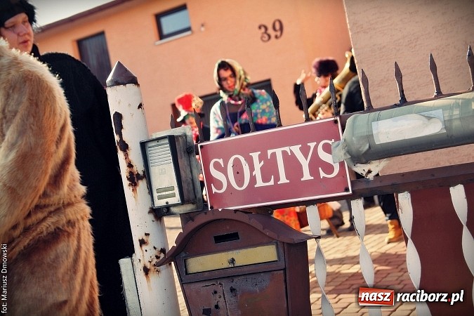 Zdjęcie w galerii na portalu naszraciborz.pl: W parafii Sławików żegnali dziś karnawał. Po wsiach chodził niedźwiedź wiadomości z regionu