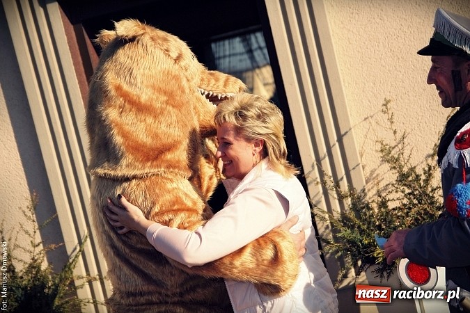 Zdjęcie w galerii na portalu naszraciborz.pl: W parafii Sławików żegnali dziś karnawał. Po wsiach chodził niedźwiedź wiadomości z regionu