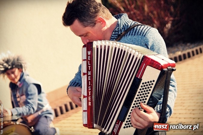 Zdjęcie w galerii na portalu naszraciborz.pl: W parafii Sławików żegnali dziś karnawał. Po wsiach chodził niedźwiedź wiadomości z regionu