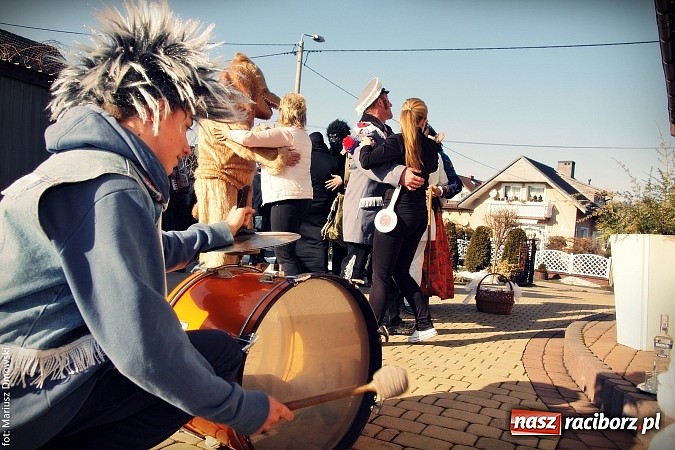 Zdjęcie w galerii na portalu naszraciborz.pl: W parafii Sławików żegnali dziś karnawał. Po wsiach chodził niedźwiedź wiadomości z regionu