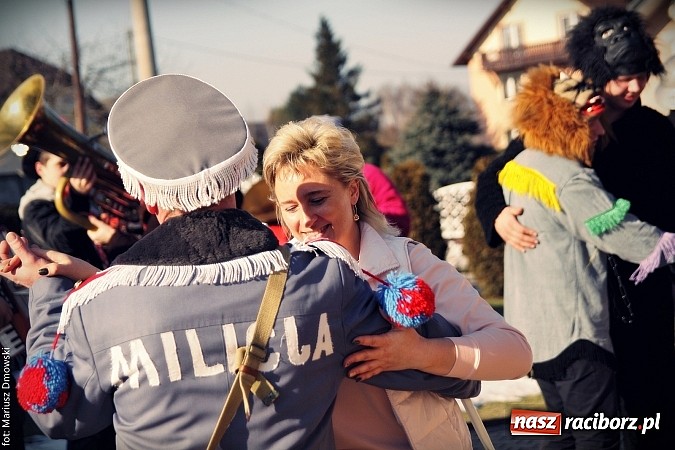 Zdjęcie w galerii na portalu naszraciborz.pl: W parafii Sławików żegnali dziś karnawał. Po wsiach chodził niedźwiedź wiadomości z regionu