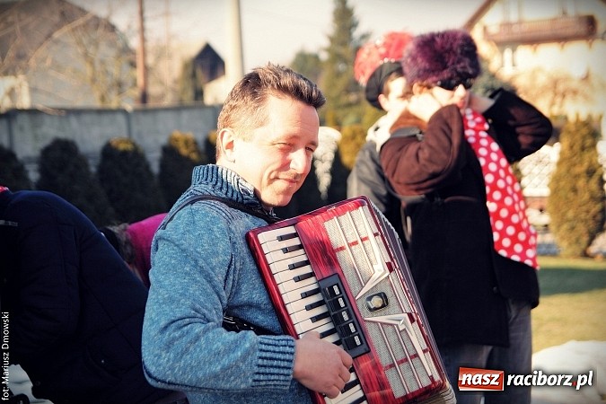 Zdjęcie w galerii na portalu naszraciborz.pl: W parafii Sławików żegnali dziś karnawał. Po wsiach chodził niedźwiedź wiadomości z regionu