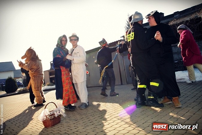 Zdjęcie w galerii na portalu naszraciborz.pl: W parafii Sławików żegnali dziś karnawał. Po wsiach chodził niedźwiedź wiadomości z regionu
