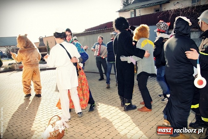 Zdjęcie w galerii na portalu naszraciborz.pl: W parafii Sławików żegnali dziś karnawał. Po wsiach chodził niedźwiedź wiadomości z regionu