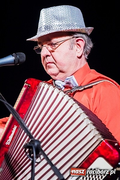 Zdjęcie w galerii na portalu naszraciborz.pl: Koncert zespołu 60+ na deskach Strzechy wiadomości z regionu