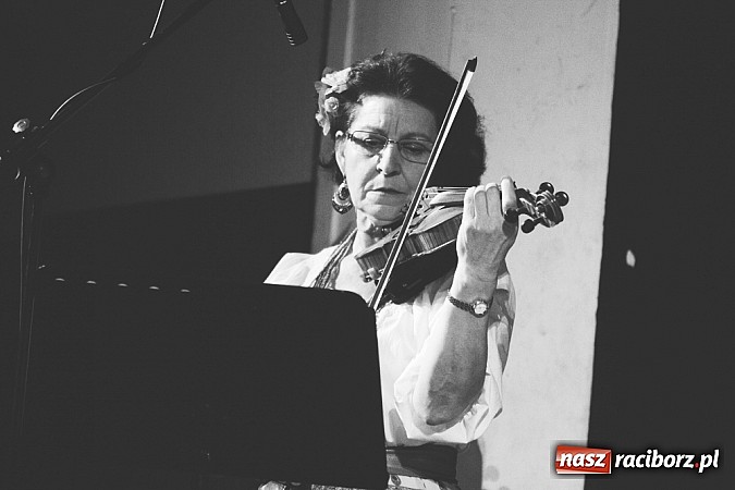 Zdjęcie w galerii na portalu naszraciborz.pl: Koncert zespołu 60+ na deskach Strzechy wiadomości z regionu