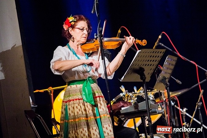 Zdjęcie w galerii na portalu naszraciborz.pl: Koncert zespołu 60+ na deskach Strzechy wiadomości z regionu