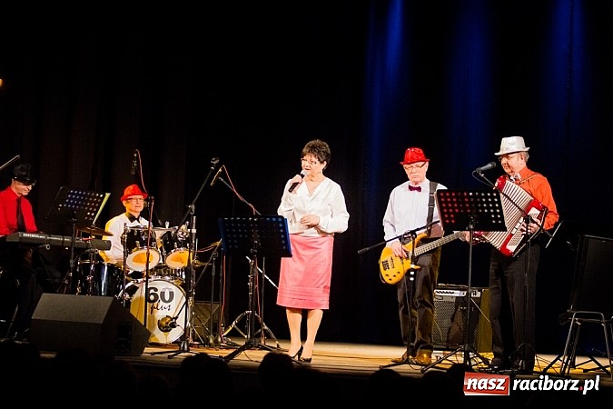 Zdjęcie w galerii na portalu naszraciborz.pl: Koncert zespołu 60+ na deskach Strzechy wiadomości z regionu