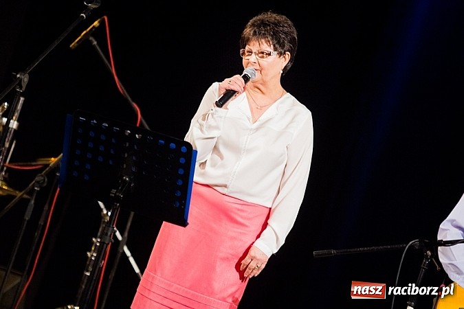 Zdjęcie w galerii na portalu naszraciborz.pl: Koncert zespołu 60+ na deskach Strzechy wiadomości z regionu