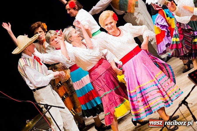 Zdjęcie w galerii na portalu naszraciborz.pl: Koncert zespołu 60+ na deskach Strzechy wiadomości z regionu