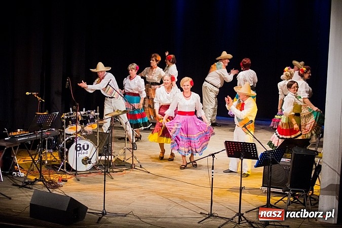 Zdjęcie w galerii na portalu naszraciborz.pl: Koncert zespołu 60+ na deskach Strzechy wiadomości z regionu