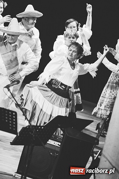 Zdjęcie w galerii na portalu naszraciborz.pl: Koncert zespołu 60+ na deskach Strzechy wiadomości z regionu