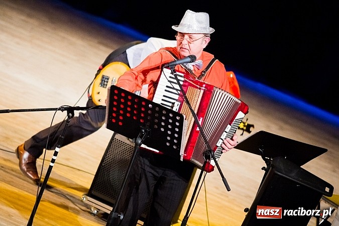 Zdjęcie w galerii na portalu naszraciborz.pl: Koncert zespołu 60+ na deskach Strzechy wiadomości z regionu