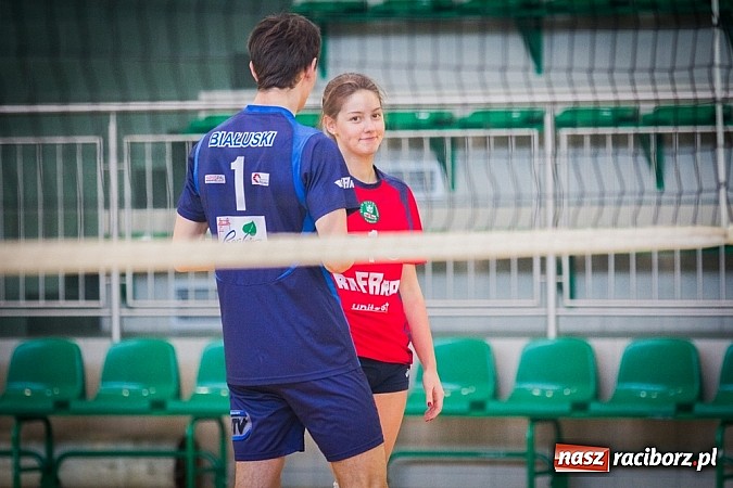 Zdjęcie w galerii na portalu naszraciborz.pl: Zakochane dwójki zagrały w Arenie Rafako wiadomości z regionu