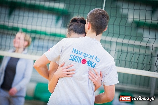 Zdjęcie w galerii na portalu naszraciborz.pl: Zakochane dwójki zagrały w Arenie Rafako wiadomości z regionu