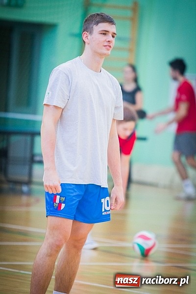 Zdjęcie w galerii na portalu naszraciborz.pl: Zakochane dwójki zagrały w Arenie Rafako wiadomości z regionu