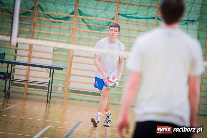 Zdjęcie w galerii na portalu naszraciborz.pl: Zakochane dwójki zagrały w Arenie Rafako wiadomości z regionu