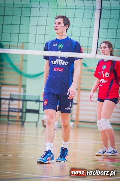 Zdjęcie w galerii na portalu naszraciborz.pl: Zakochane dwójki zagrały w Arenie Rafako wiadomości z regionu