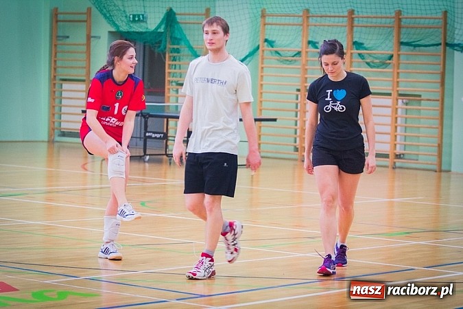 Zdjęcie w galerii na portalu naszraciborz.pl: Zakochane dwójki zagrały w Arenie Rafako wiadomości z regionu