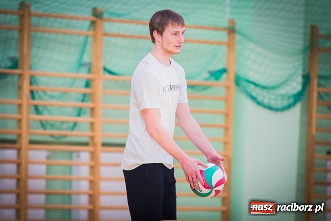 Zdjęcie w galerii na portalu naszraciborz.pl: Zakochane dwójki zagrały w Arenie Rafako wiadomości z regionu