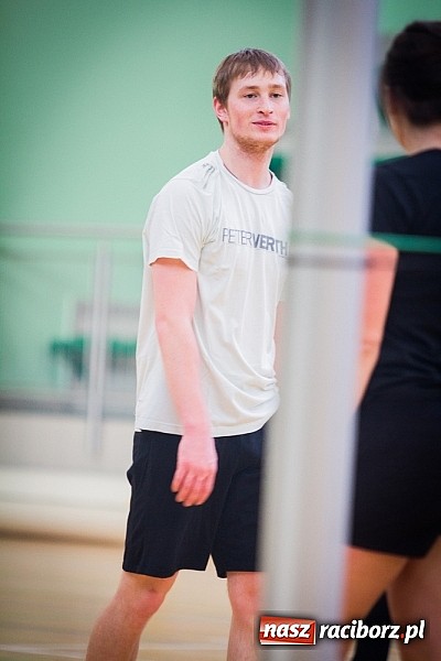 Zdjęcie w galerii na portalu naszraciborz.pl: Zakochane dwójki zagrały w Arenie Rafako wiadomości z regionu