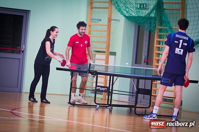 Zdjęcie w galerii na portalu naszraciborz.pl: Zakochane dwójki zagrały w Arenie Rafako wiadomości z regionu