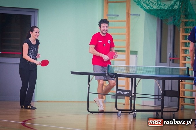 Zdjęcie w galerii na portalu naszraciborz.pl: Zakochane dwójki zagrały w Arenie Rafako wiadomości z regionu