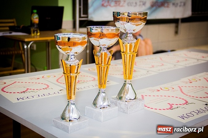 Zdjęcie w galerii na portalu naszraciborz.pl: Zakochane dwójki zagrały w Arenie Rafako wiadomości z regionu