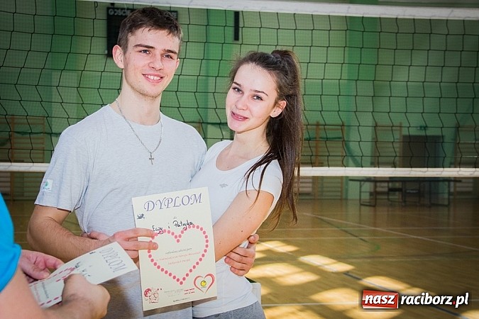 Zdjęcie w galerii na portalu naszraciborz.pl: Zakochane dwójki zagrały w Arenie Rafako wiadomości z regionu