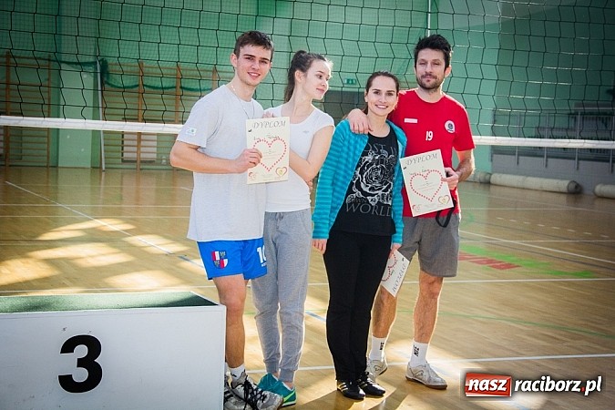 Zdjęcie w galerii na portalu naszraciborz.pl: Zakochane dwójki zagrały w Arenie Rafako wiadomości z regionu