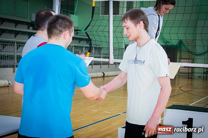 Zdjęcie w galerii na portalu naszraciborz.pl: Zakochane dwójki zagrały w Arenie Rafako wiadomości z regionu