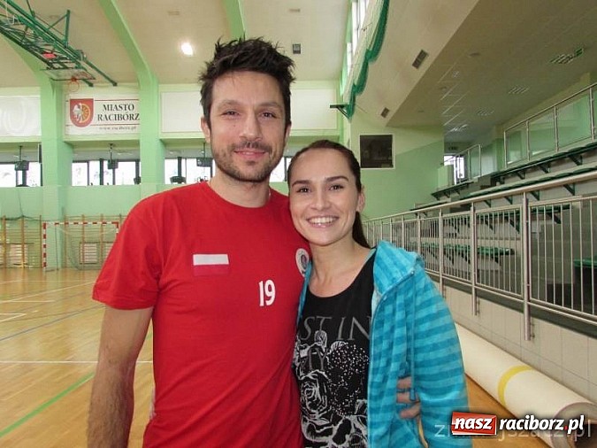 Zdjęcie w galerii na portalu naszraciborz.pl: Zakochane dwójki zagrały w Arenie Rafako wiadomości z regionu