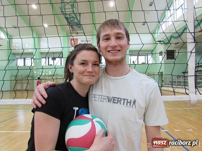 Zdjęcie w galerii na portalu naszraciborz.pl: Zakochane dwójki zagrały w Arenie Rafako wiadomości z regionu