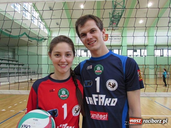 Zdjęcie w galerii na portalu naszraciborz.pl: Zakochane dwójki zagrały w Arenie Rafako wiadomości z regionu