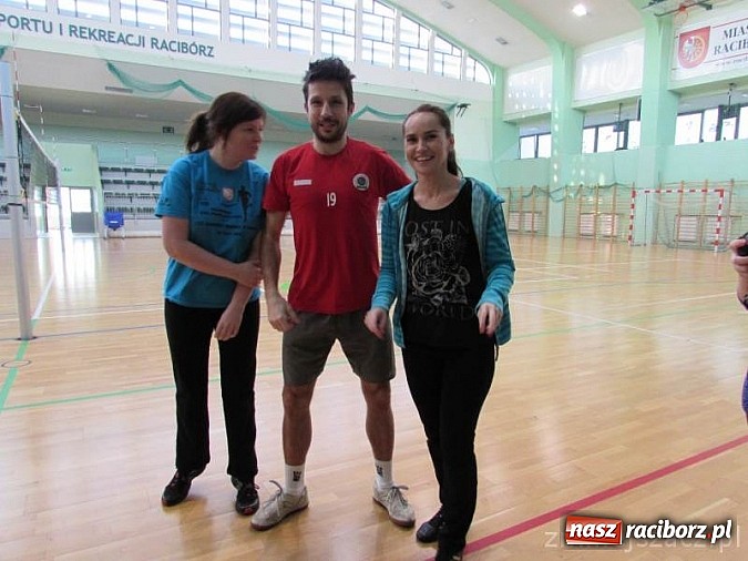 Zdjęcie w galerii na portalu naszraciborz.pl: Zakochane dwójki zagrały w Arenie Rafako wiadomości z regionu