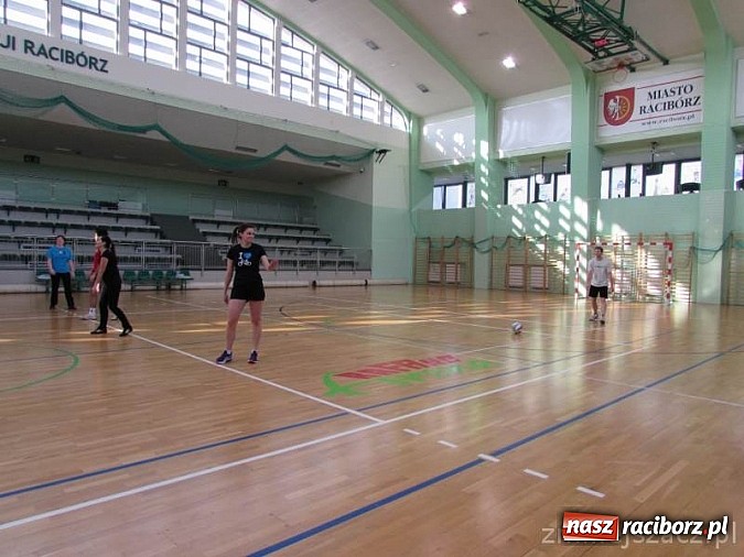 Zdjęcie w galerii na portalu naszraciborz.pl: Zakochane dwójki zagrały w Arenie Rafako wiadomości z regionu