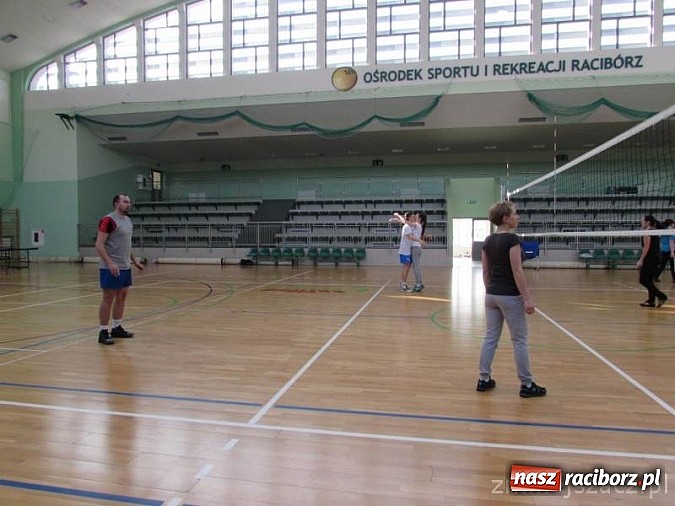 Zdjęcie w galerii na portalu naszraciborz.pl: Zakochane dwójki zagrały w Arenie Rafako wiadomości z regionu