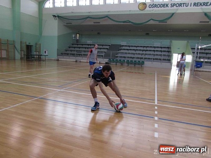 Zdjęcie w galerii na portalu naszraciborz.pl: Zakochane dwójki zagrały w Arenie Rafako wiadomości z regionu