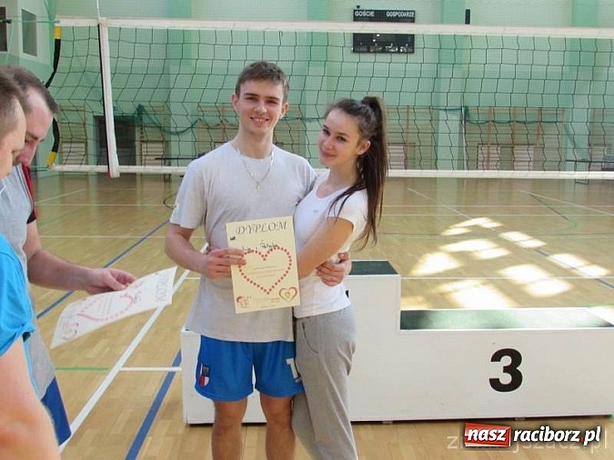 Zdjęcie w galerii na portalu naszraciborz.pl: Zakochane dwójki zagrały w Arenie Rafako wiadomości z regionu