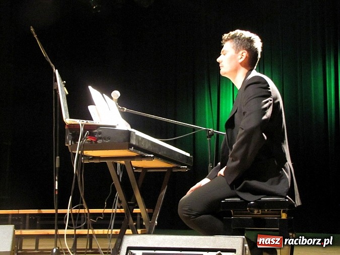 Zdjęcie w galerii na portalu naszraciborz.pl: Na finał ferii w RCK energia wsp&oacute;lnego śpiewu oraz radość z teatru wiadomości z regionu