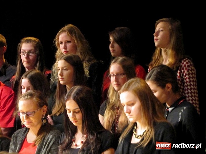 Zdjęcie w galerii na portalu naszraciborz.pl: Na finał ferii w RCK energia wsp&oacute;lnego śpiewu oraz radość z teatru wiadomości z regionu