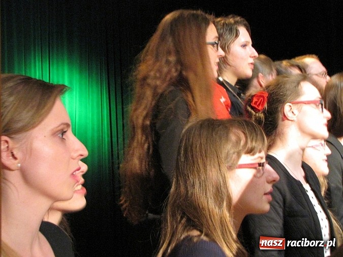 Zdjęcie w galerii na portalu naszraciborz.pl: Na finał ferii w RCK energia wsp&oacute;lnego śpiewu oraz radość z teatru wiadomości z regionu