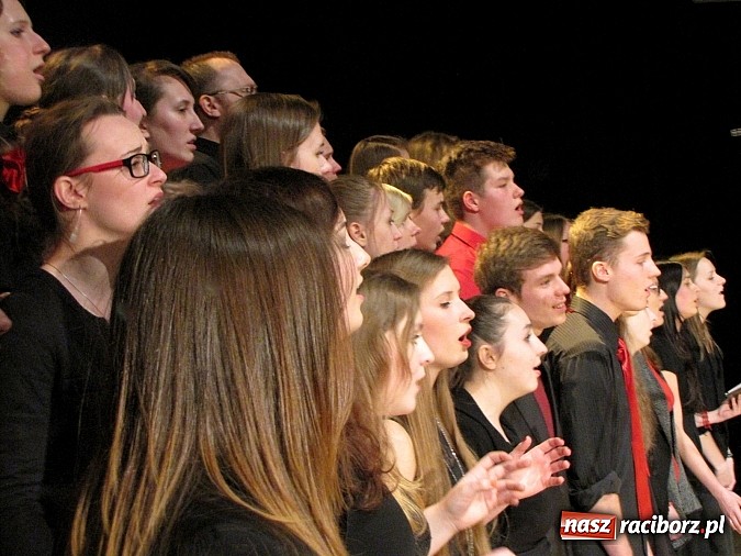 Zdjęcie w galerii na portalu naszraciborz.pl: Na finał ferii w RCK energia wsp&oacute;lnego śpiewu oraz radość z teatru wiadomości z regionu