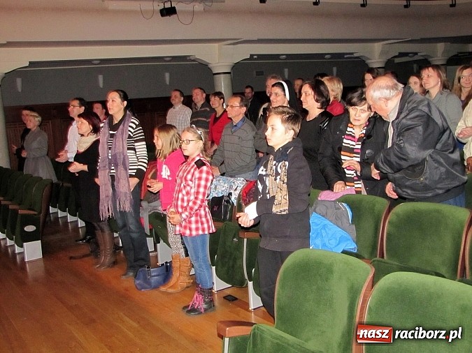 Zdjęcie w galerii na portalu naszraciborz.pl: Na finał ferii w RCK energia wsp&oacute;lnego śpiewu oraz radość z teatru wiadomości z regionu