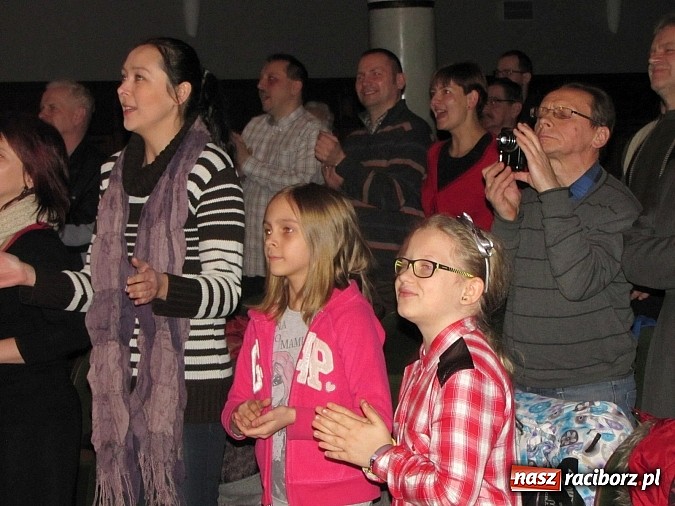 Zdjęcie w galerii na portalu naszraciborz.pl: Na finał ferii w RCK energia wsp&oacute;lnego śpiewu oraz radość z teatru wiadomości z regionu