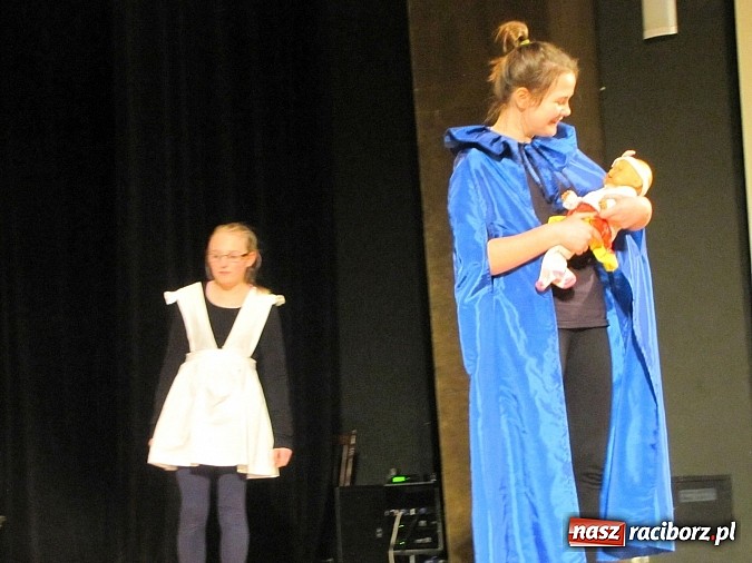 Zdjęcie w galerii na portalu naszraciborz.pl: Na finał ferii w RCK energia wsp&oacute;lnego śpiewu oraz radość z teatru wiadomości z regionu