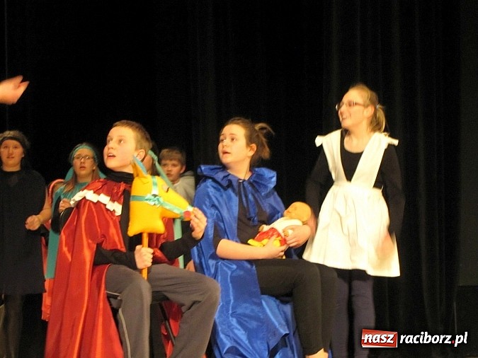 Zdjęcie w galerii na portalu naszraciborz.pl: Na finał ferii w RCK energia wsp&oacute;lnego śpiewu oraz radość z teatru wiadomości z regionu