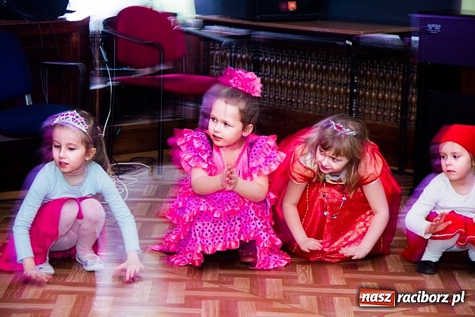 Zdjęcie w galerii na portalu naszraciborz.pl: Barwne stroje i wspólna zabawa na Balu Karnawałowym w MDK wiadomości z regionu