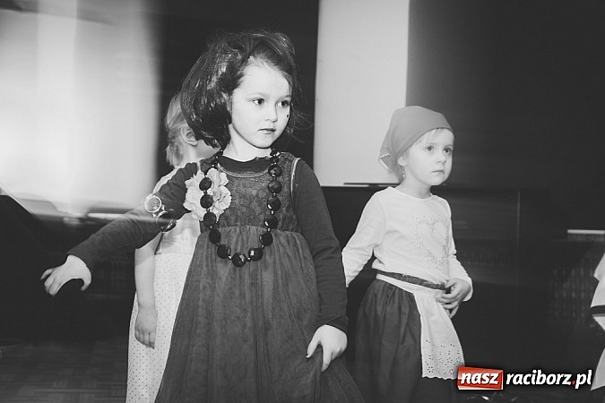 Zdjęcie w galerii na portalu naszraciborz.pl: Barwne stroje i wspólna zabawa na Balu Karnawałowym w MDK wiadomości z regionu